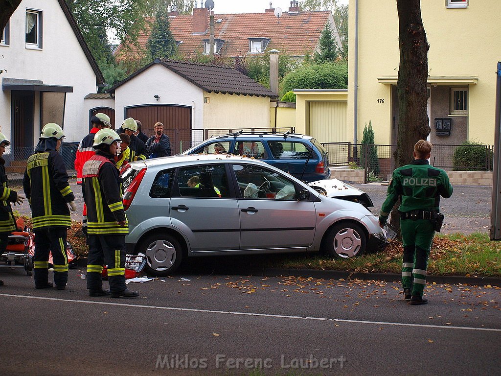 Herzinfarkt am Steuer dann gegen Baum Koeln Ostheim Ostheimerstr P137.JPG